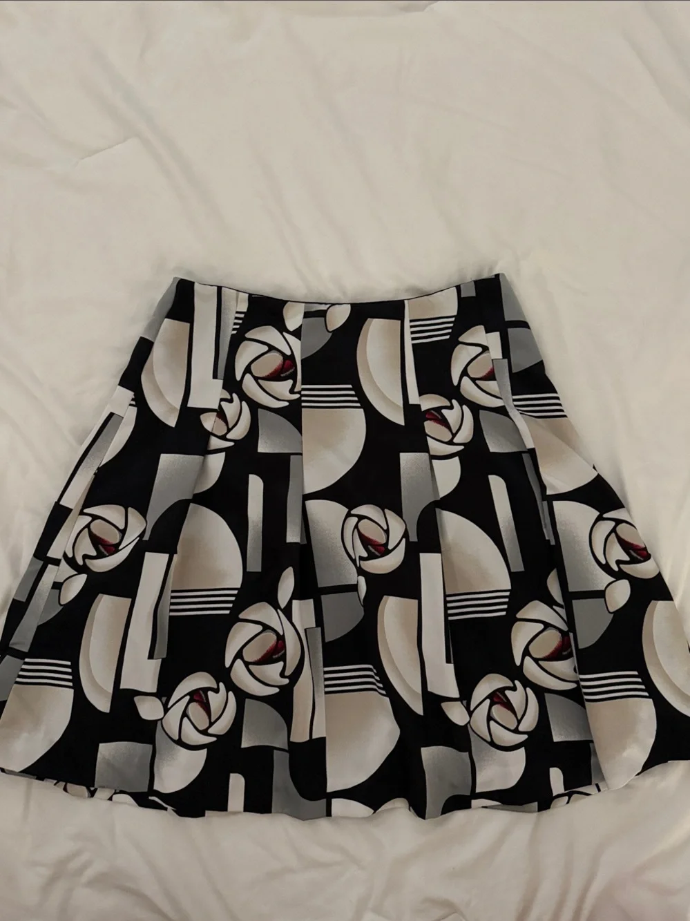 Women’s Black Geometric Pleated Skirt - White House Black Market - size 6